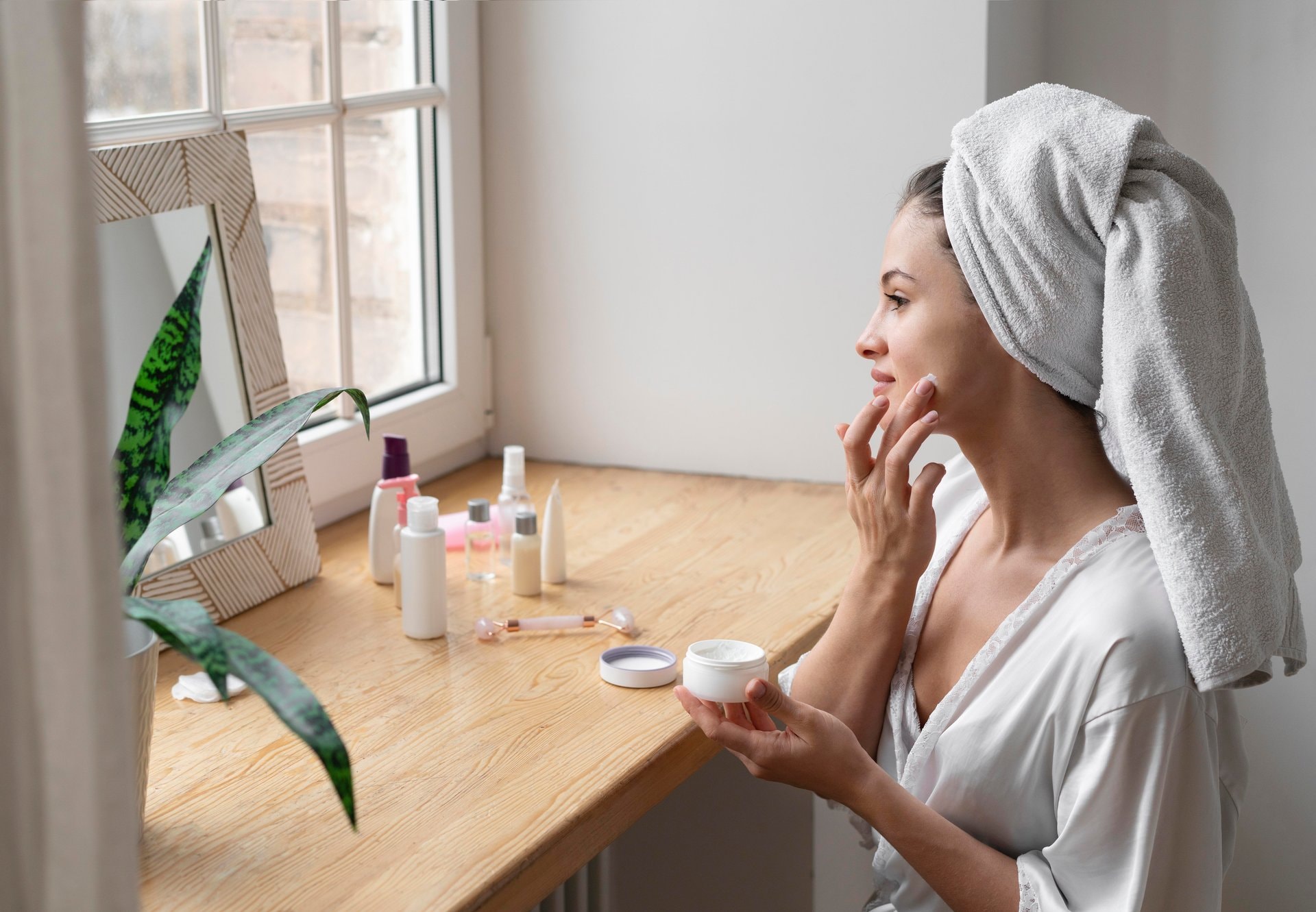Dvojna njega: kako prilagoditi skincare rutinu za dan i noć