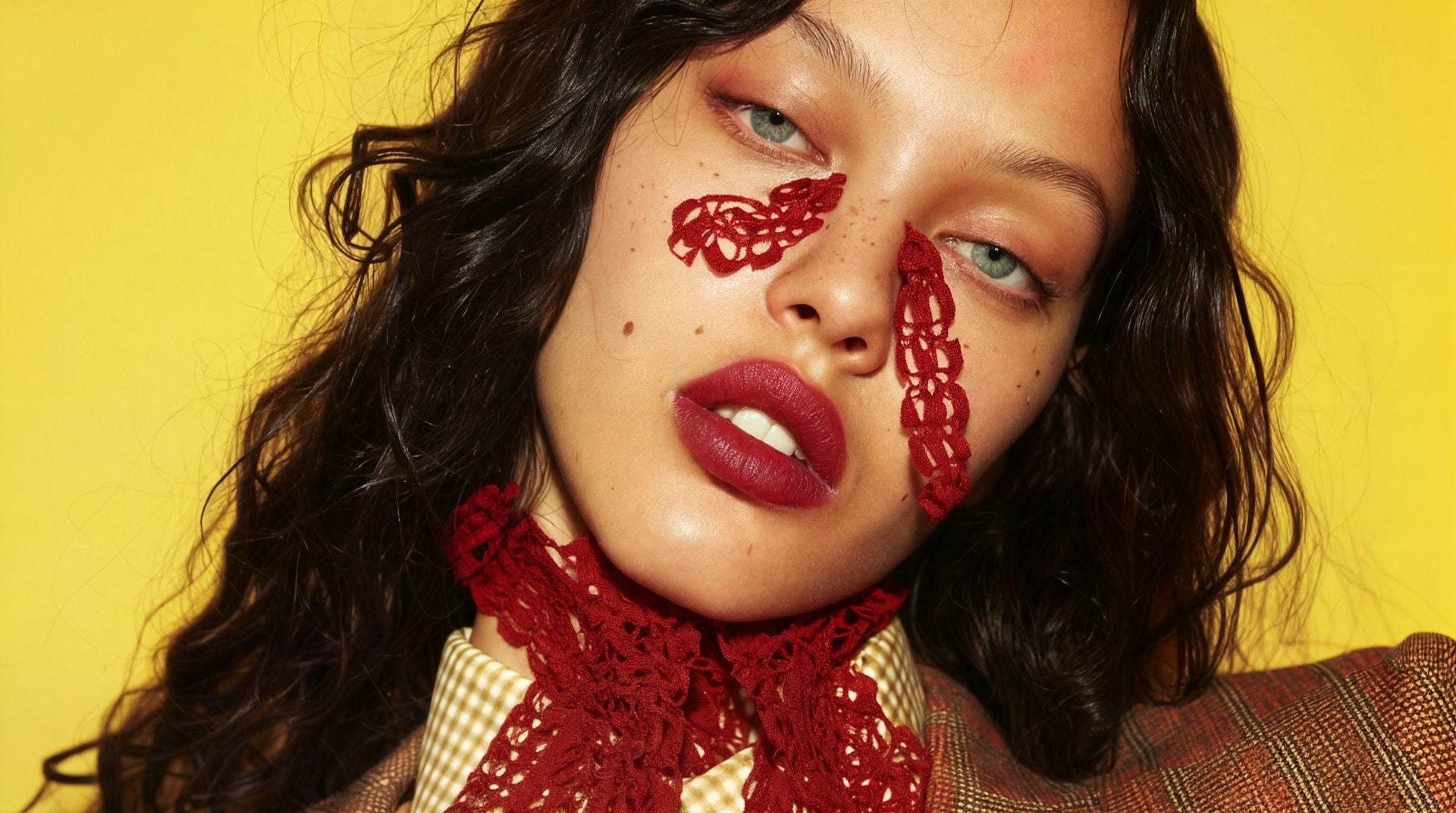 Anti-clean estetika: make-up trend koji ruši sva pravila 💥