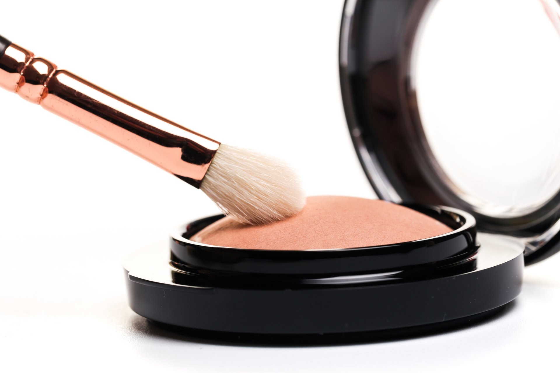 Blush draping 2026: kako rumenilom skulpturisati lice