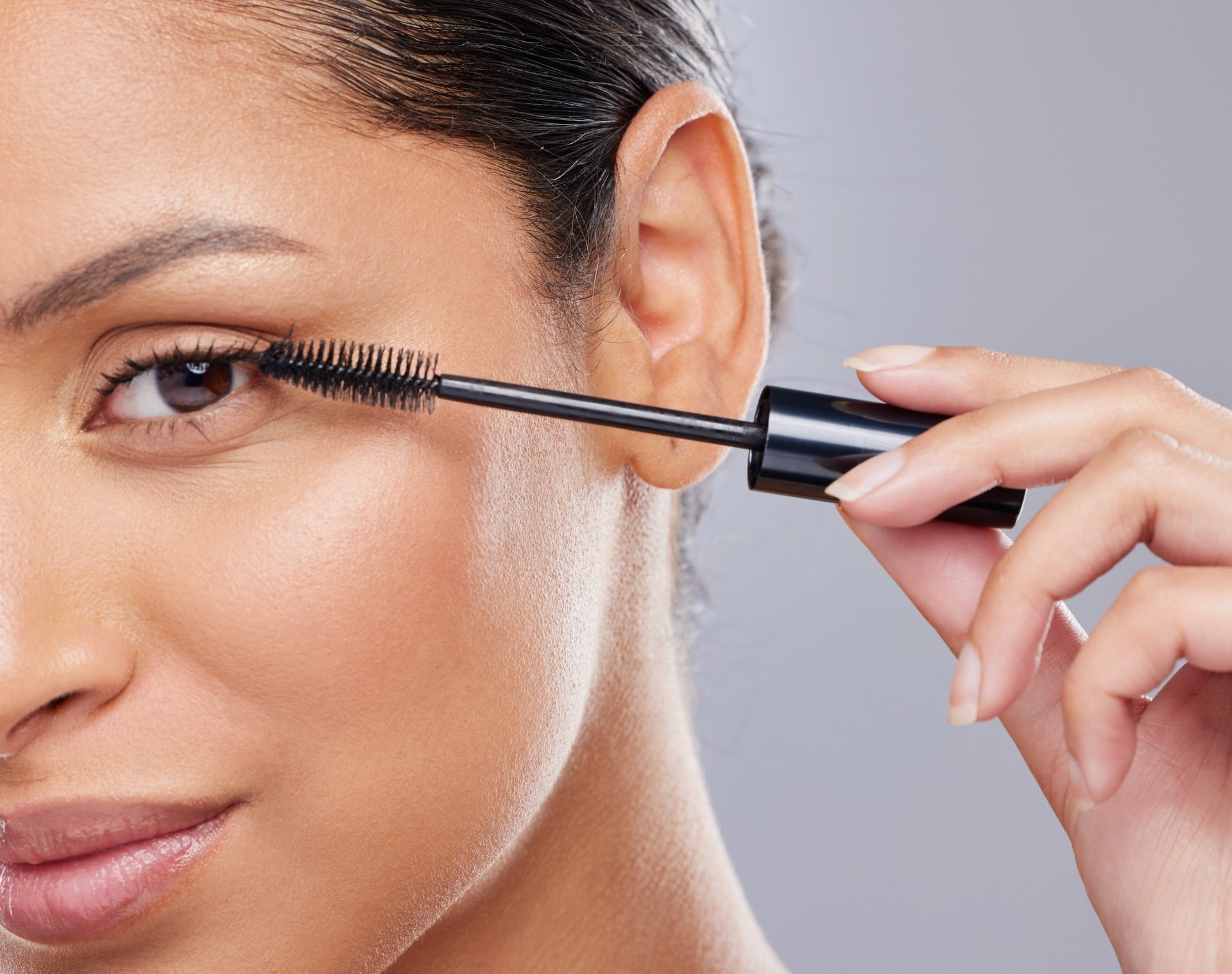 Brown mascara i smeđi eyeliner: mekši pogled u 5 koraka