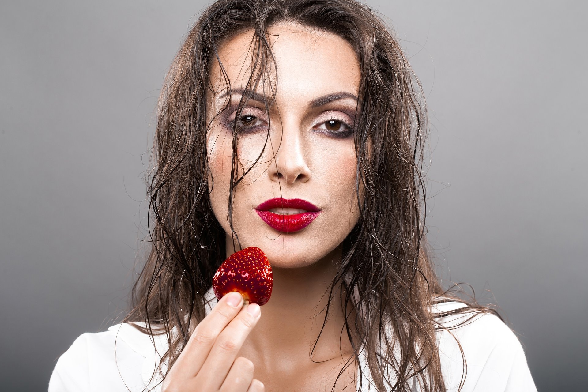 Cherry cola make-up: trend koji će obilježiti jesen 2026.