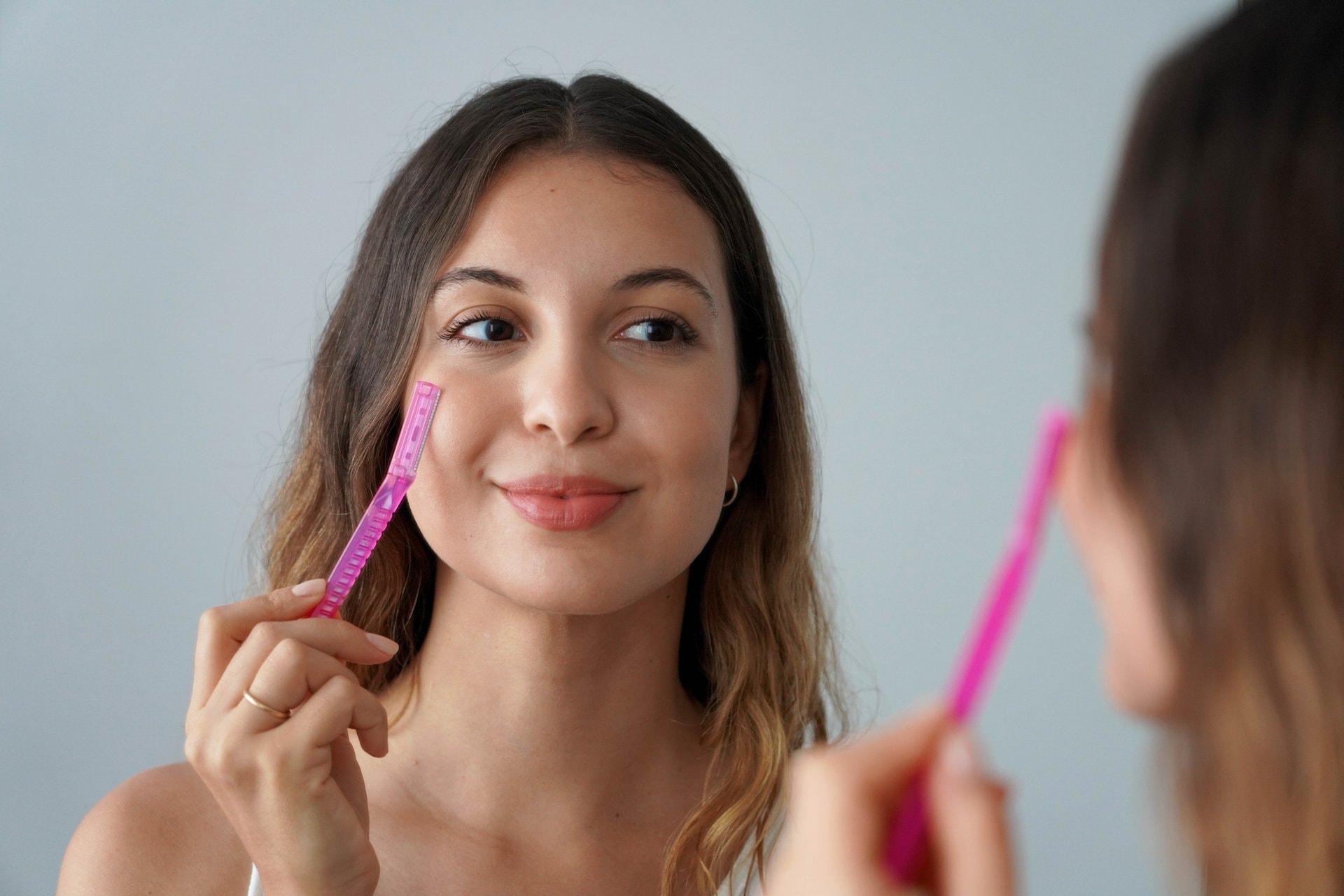 Dermaplaning kod kuće: sigurno uklanjanje dlačica i peeling