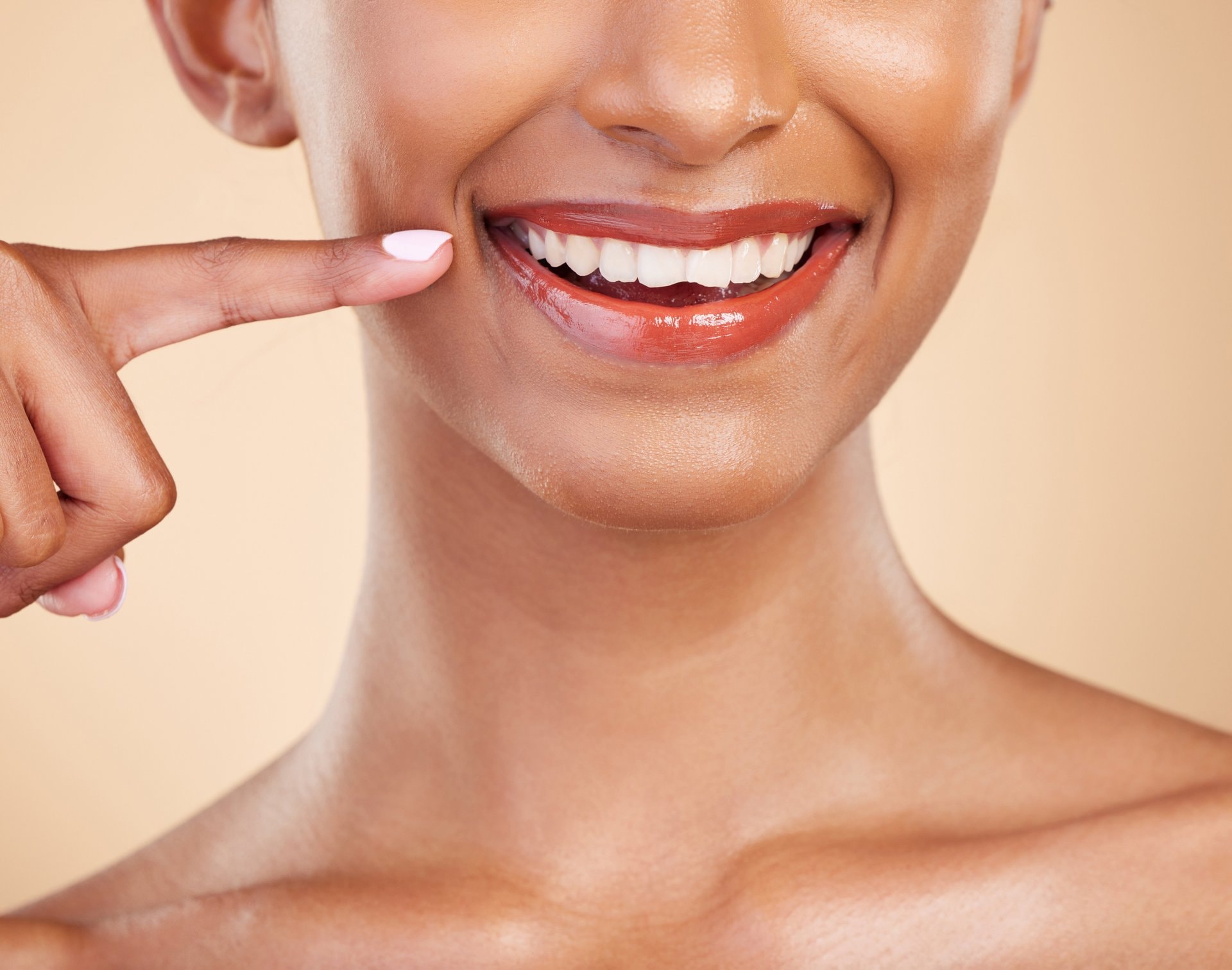 Gingival rekonturiranje: korekcija neravne linije desni