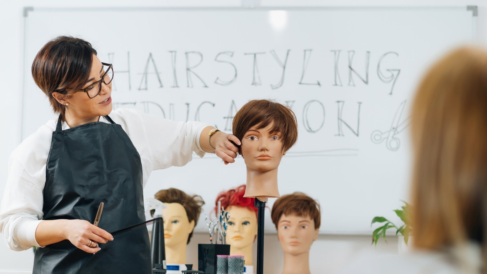 Edukacija zaposlenih: mini treninzi u salonu