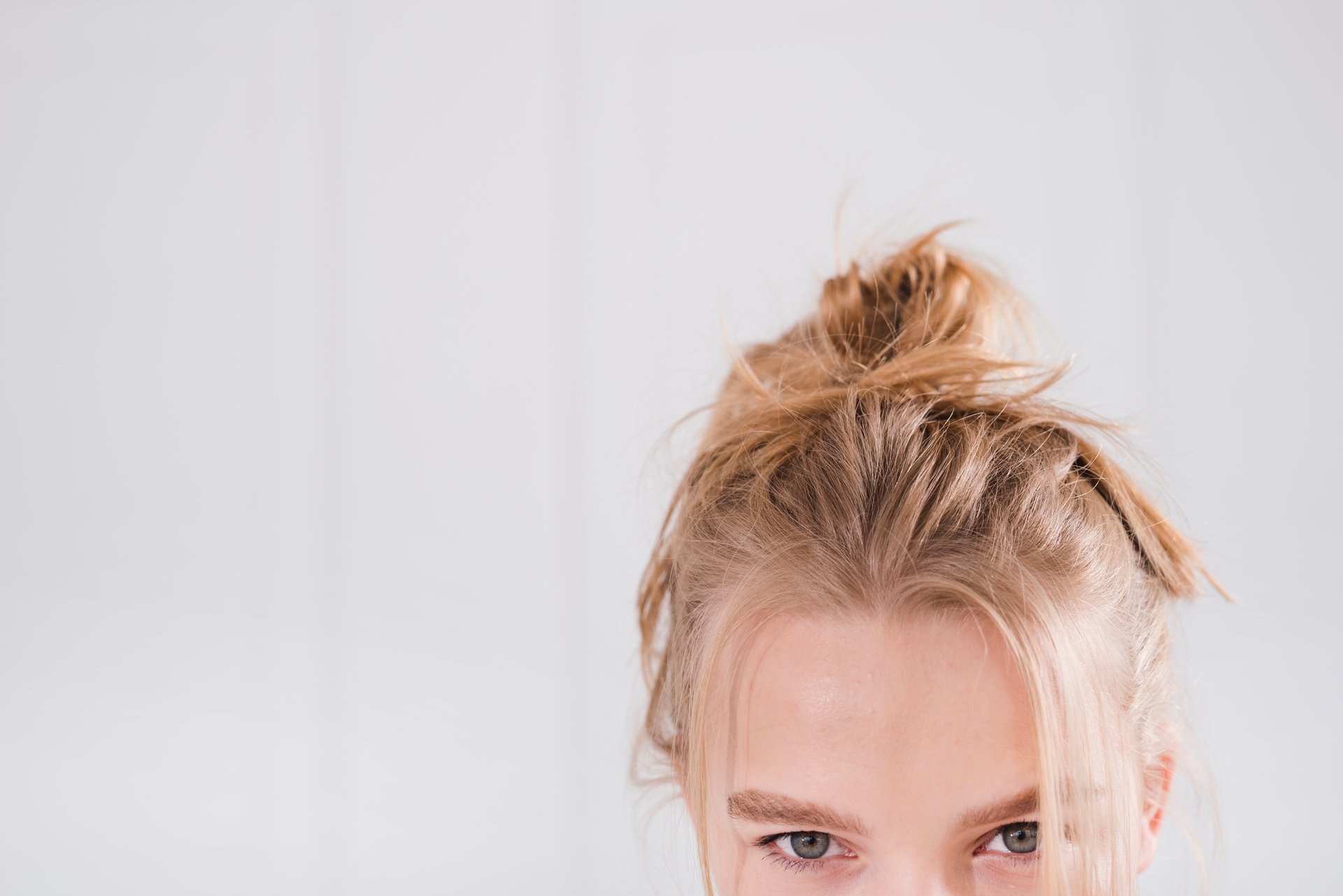 Messy bun koji izgleda cool — a ne kao da ste upravo ustali