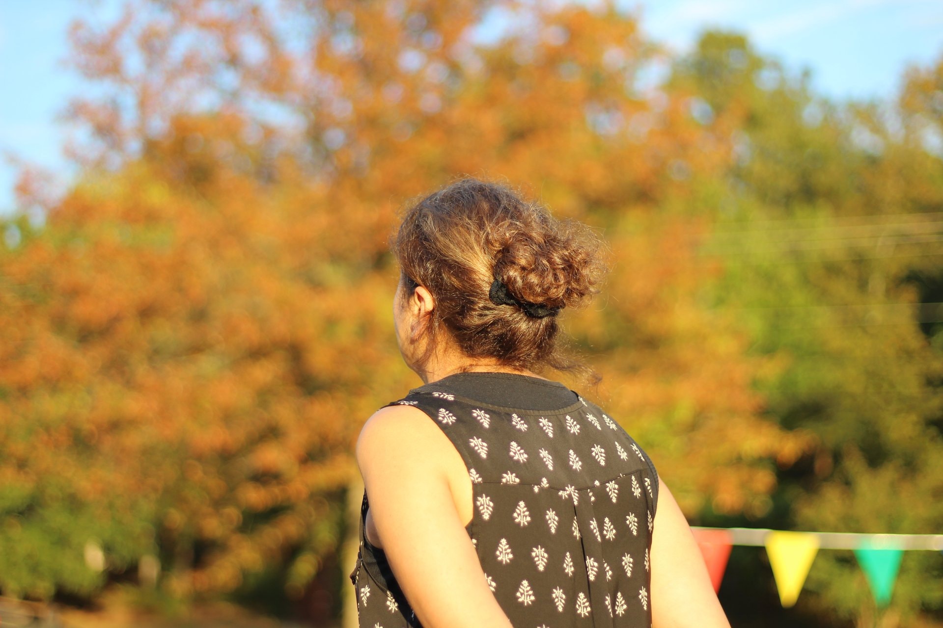 Messy bun koji izgleda cool — a ne kao da ste upravo ustali