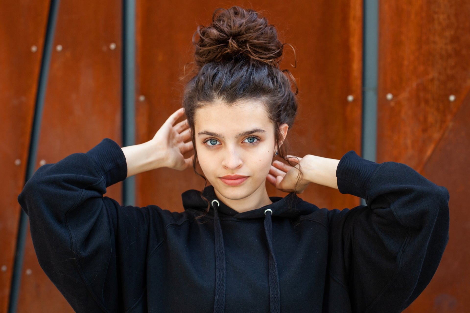 Messy bun koji izgleda cool — a ne kao da ste upravo ustali