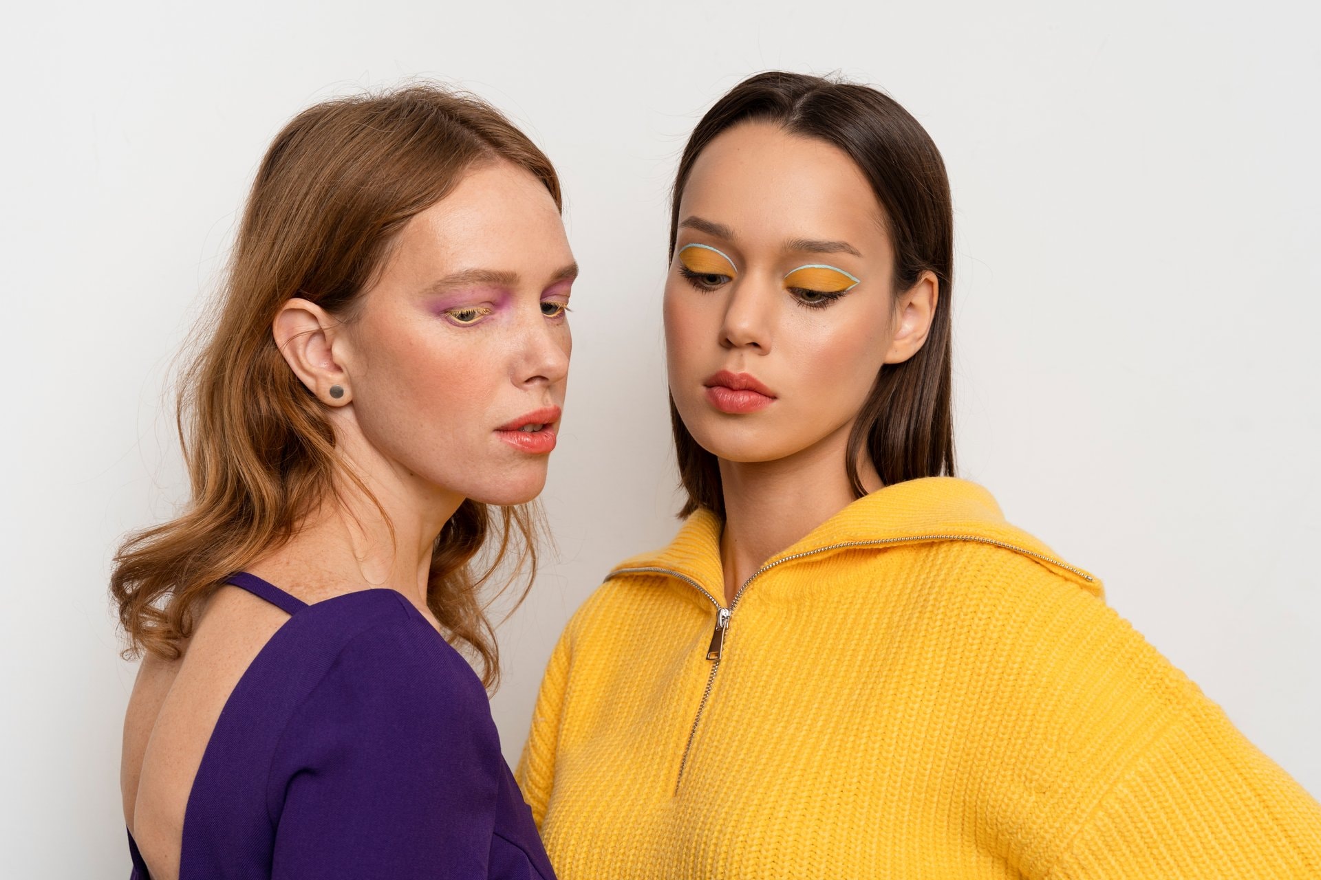 Kako uskladiti make-up s bojom odjeće: zlatna pravila