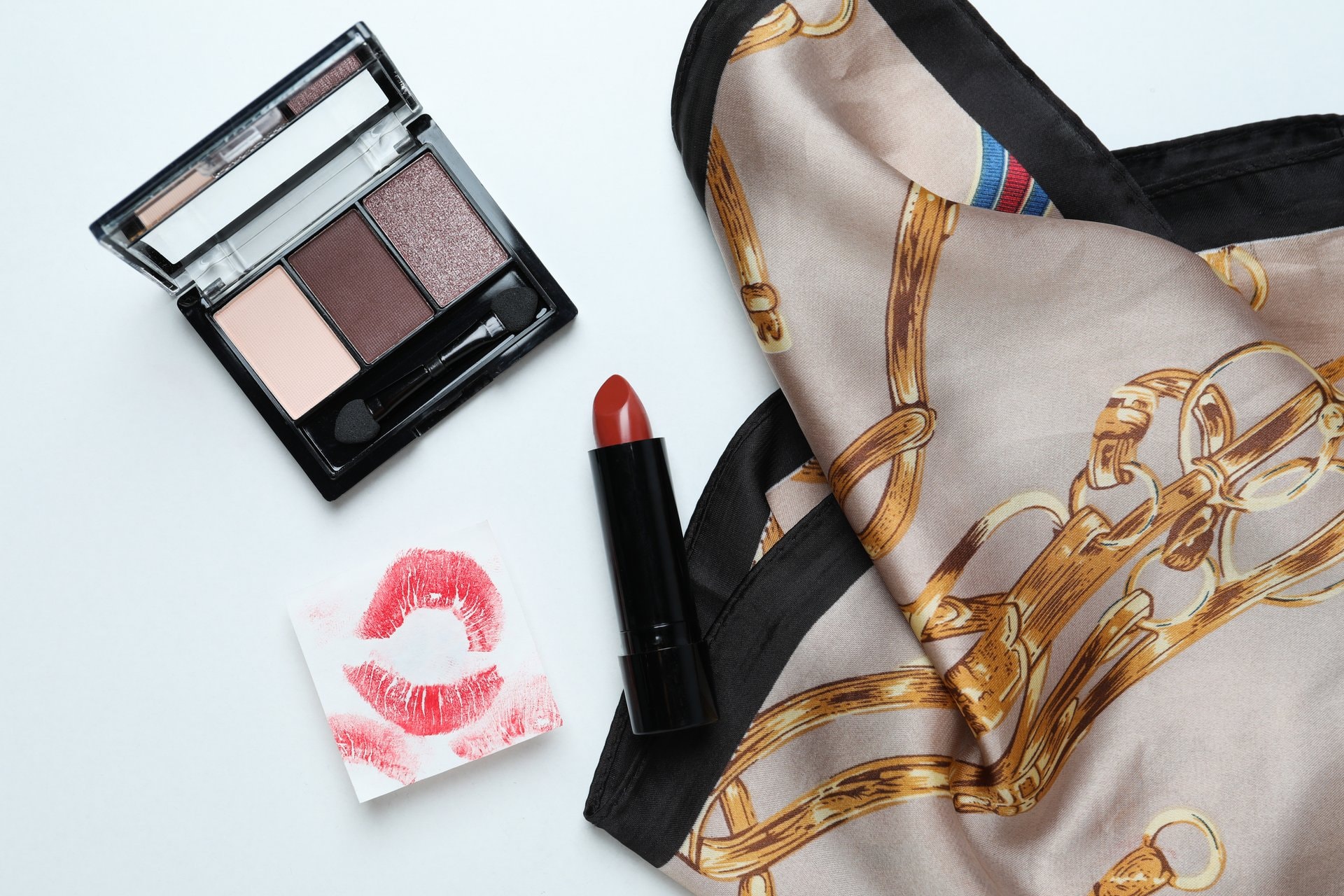 Kako uskladiti make-up s bojom odjeće: zlatna pravila