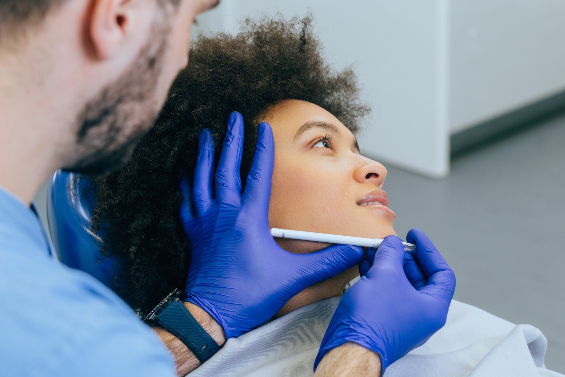 Definisana vilica: Fileri vs. Implantati za bradu