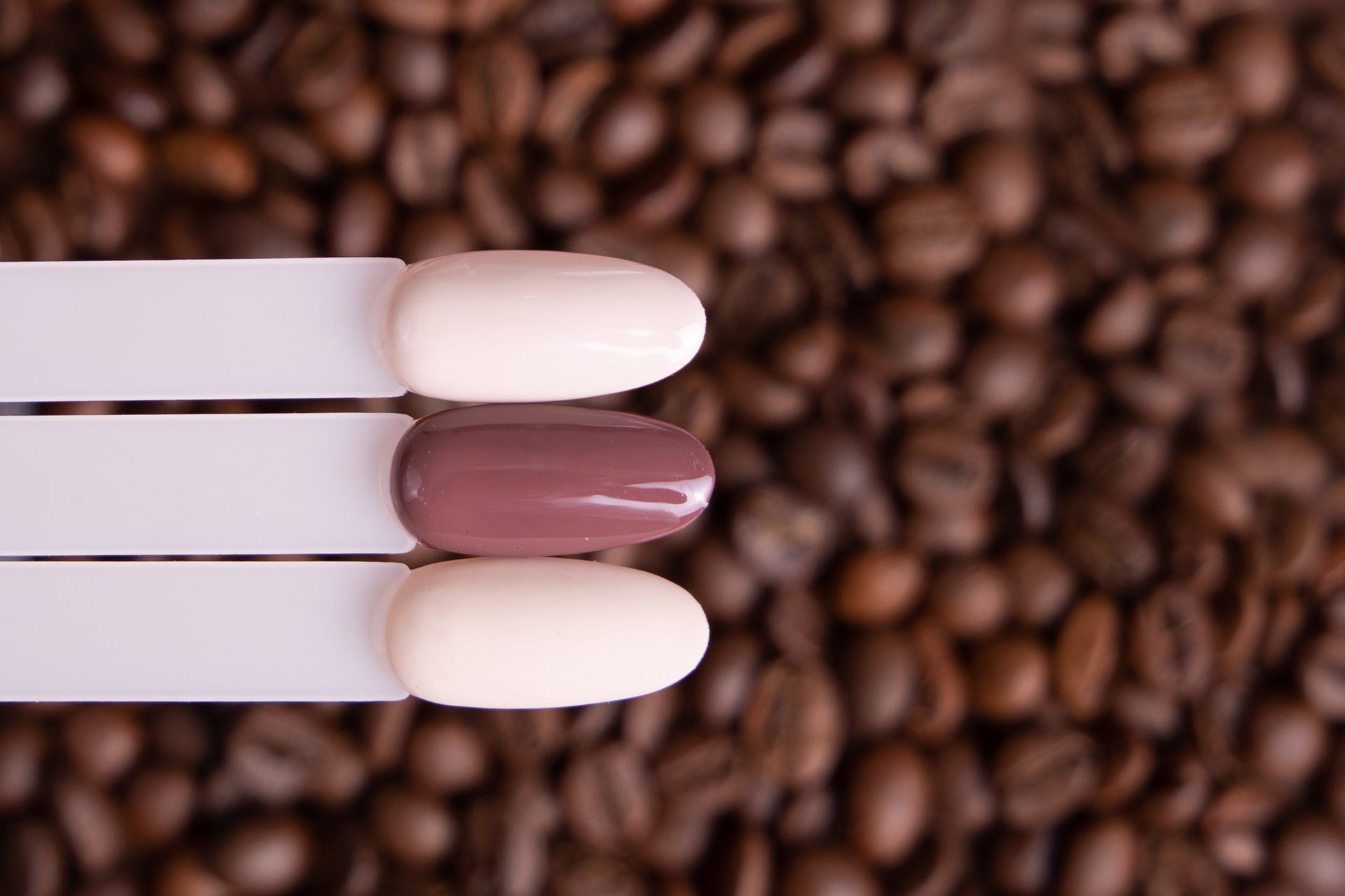 Latte nails: minimalističke nijanse 2026.