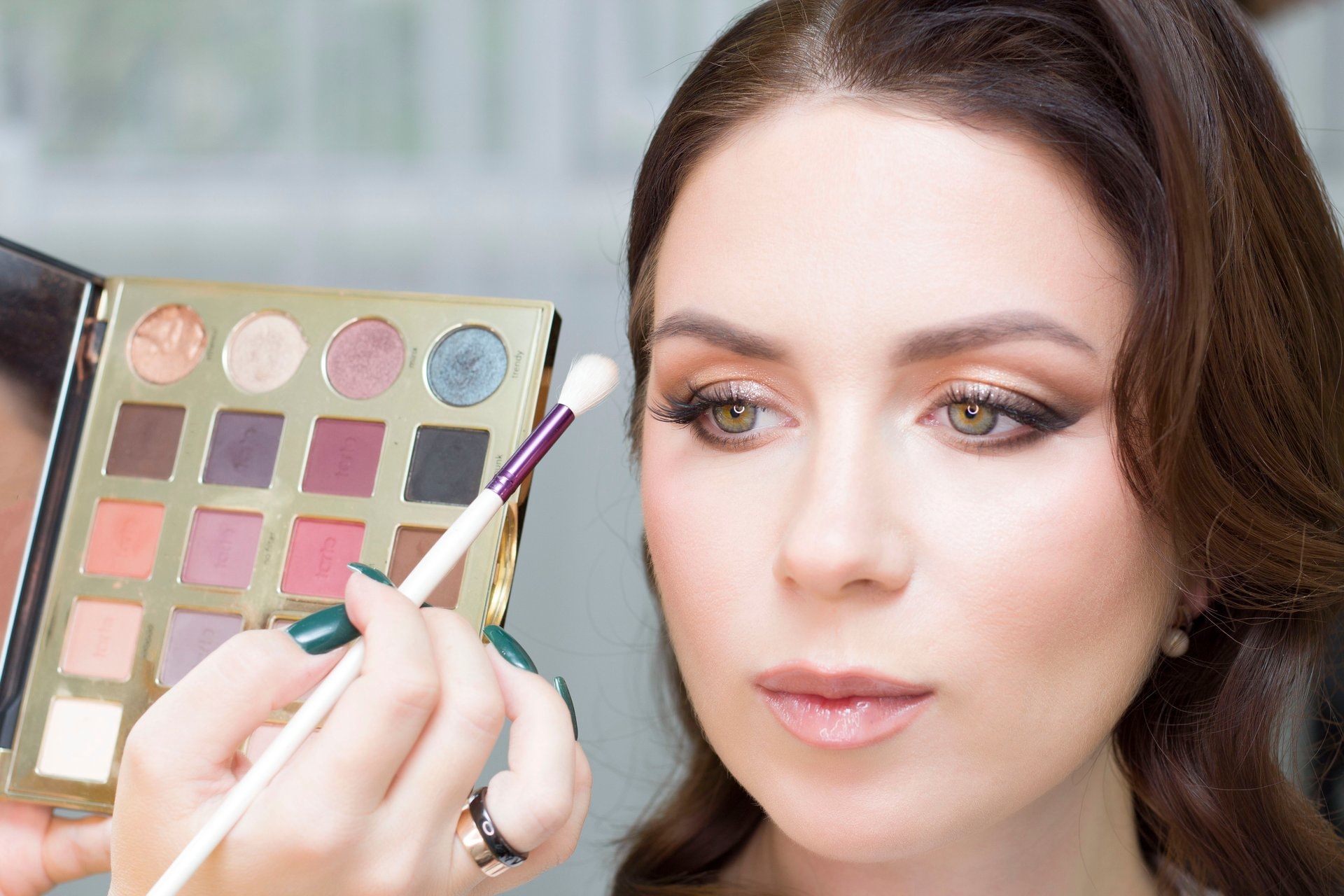 Make-up za kapljičaste oči: tehnike koje otvaraju pogled