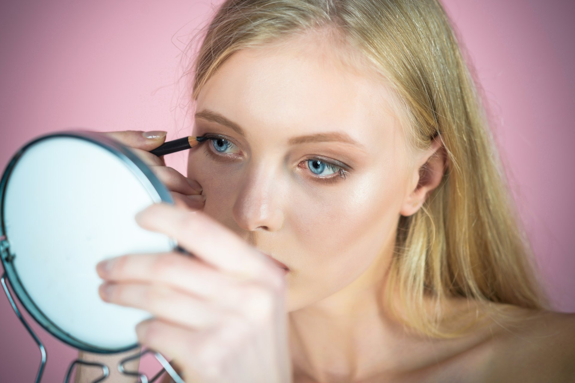 Make-up za spuštene kapke: tehnike koje podižu pogled