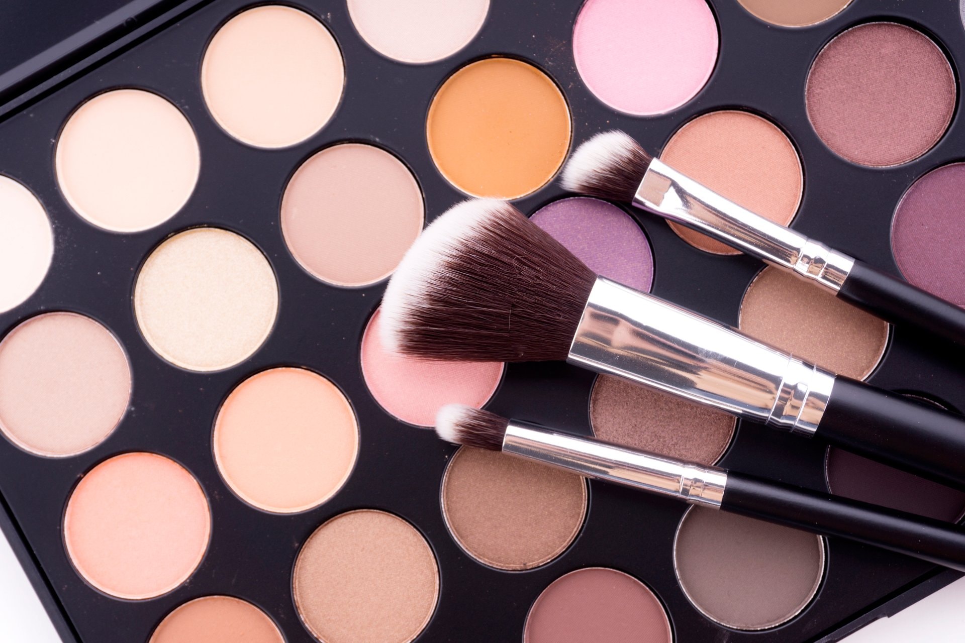 Make-up za spuštene kapke: tehnike koje podižu pogled