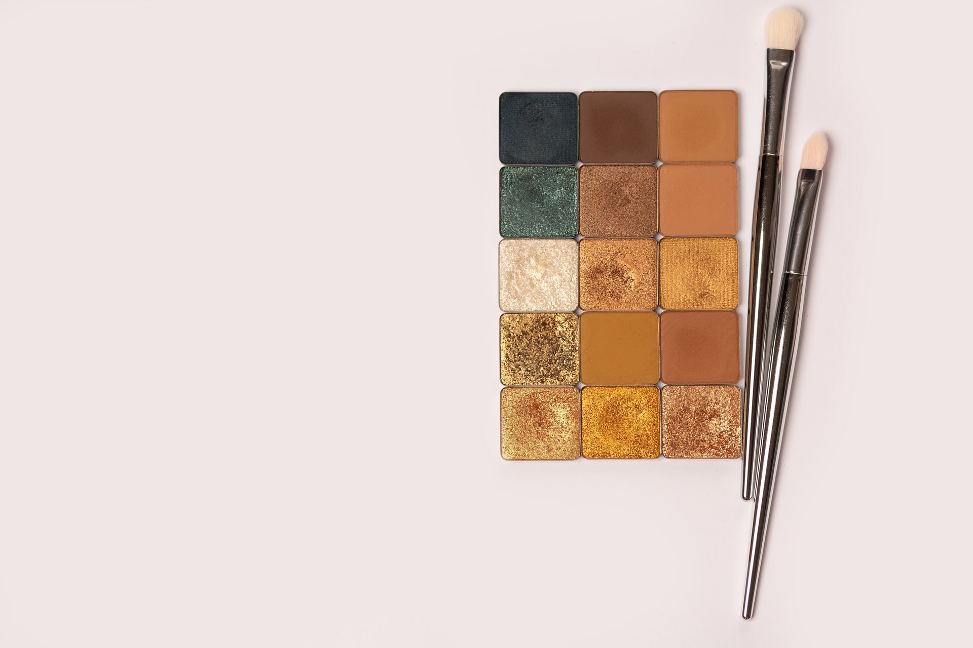 Make-up za zelene oči: 5 paleta sjenila koje ih naglašavaju