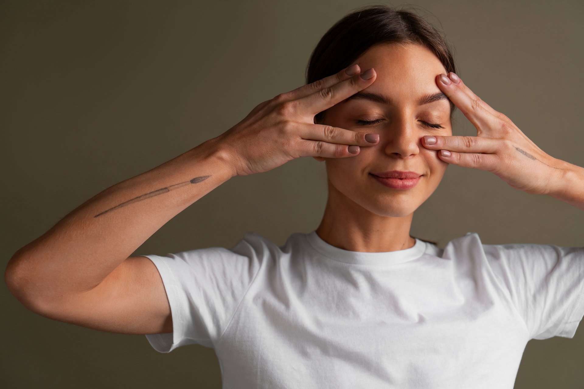 Mewing i face yoga: trendovi za oblikovanje lica bez zahvata