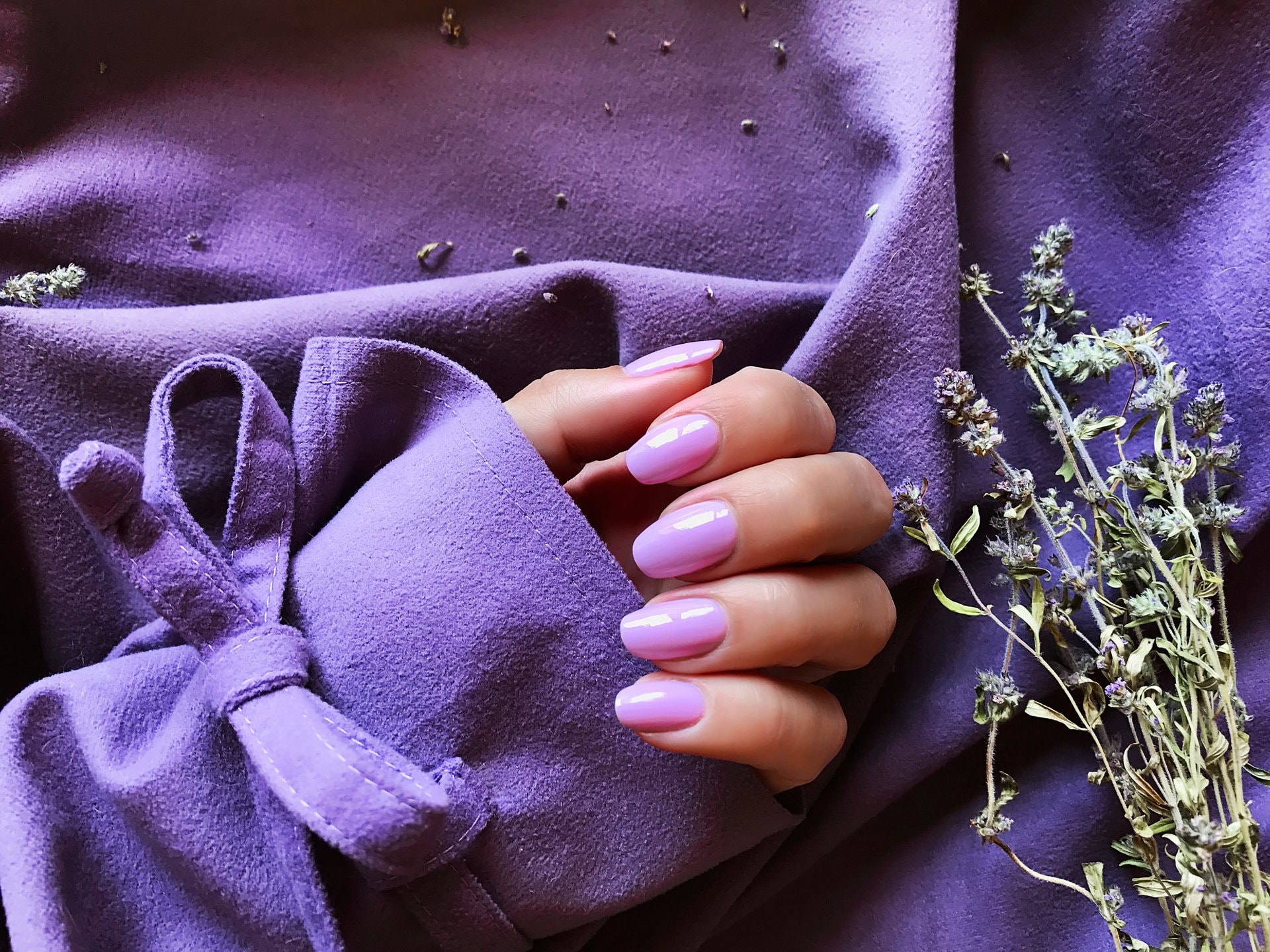 Nokti u boji lavande: novi favorit elegantnog manikira