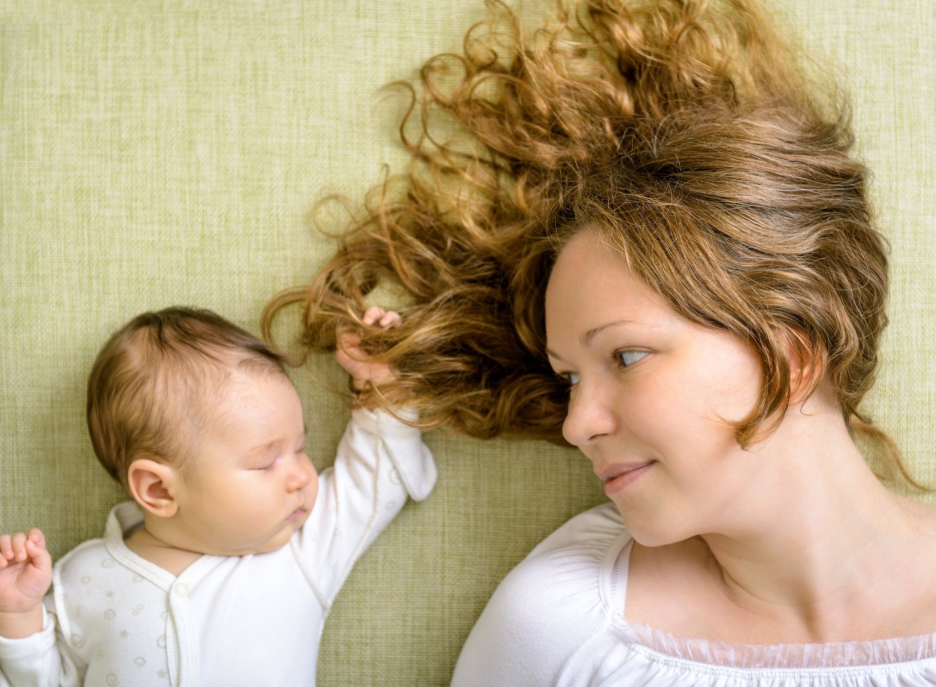 Postpartum opadanje kose: Šta se krije iza toga?