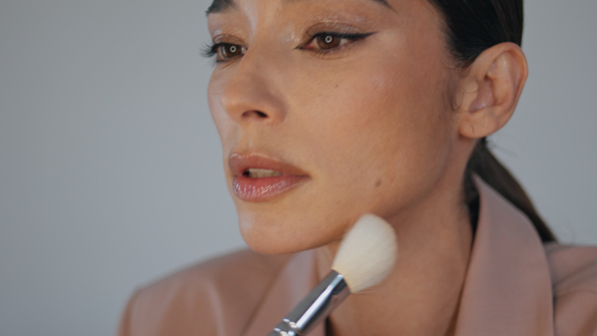 Satin make-up: matte i glowy ten koja osvaja 2026.