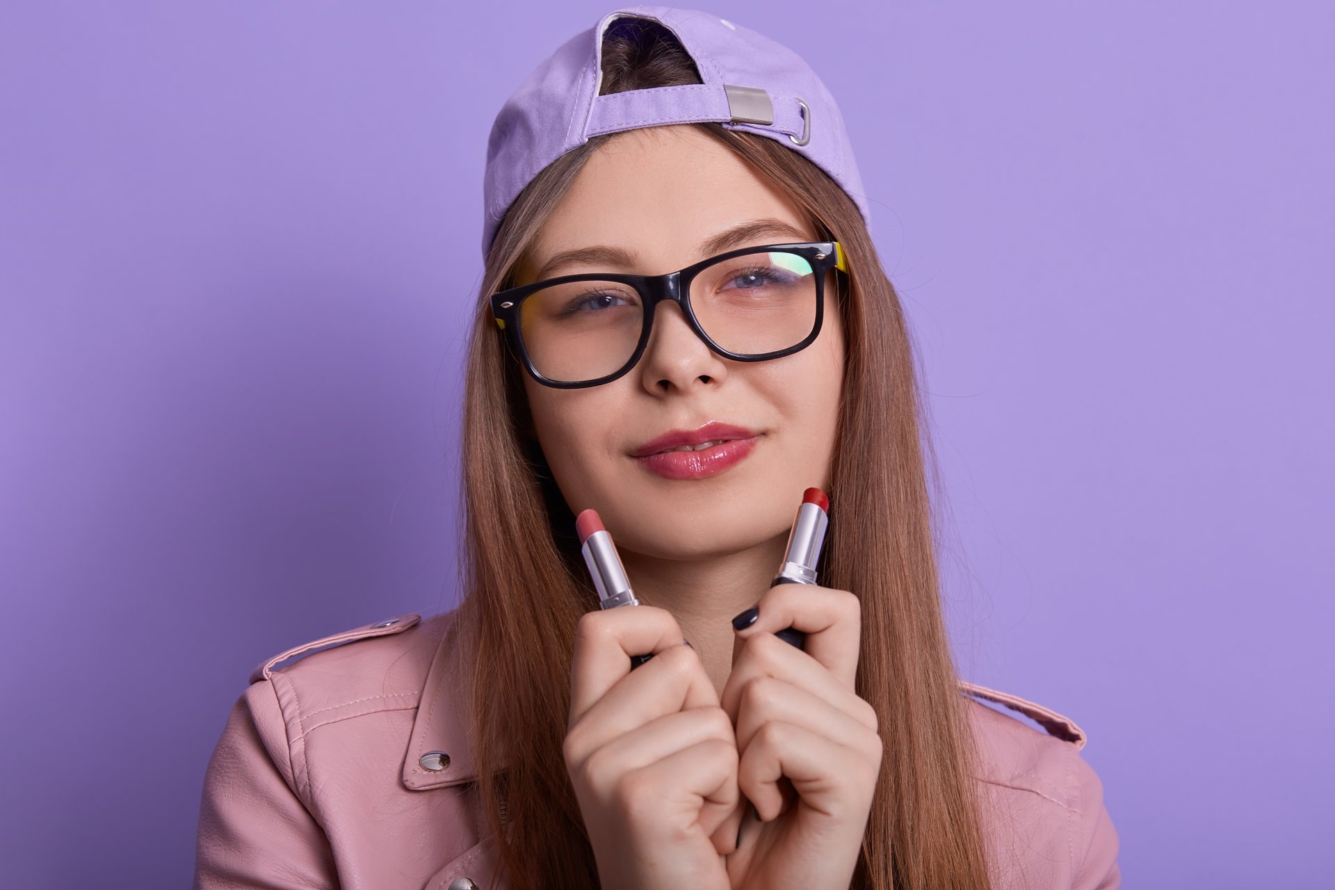 Tinejdžerke i naočale: make-up i frizure koje ističu okvire