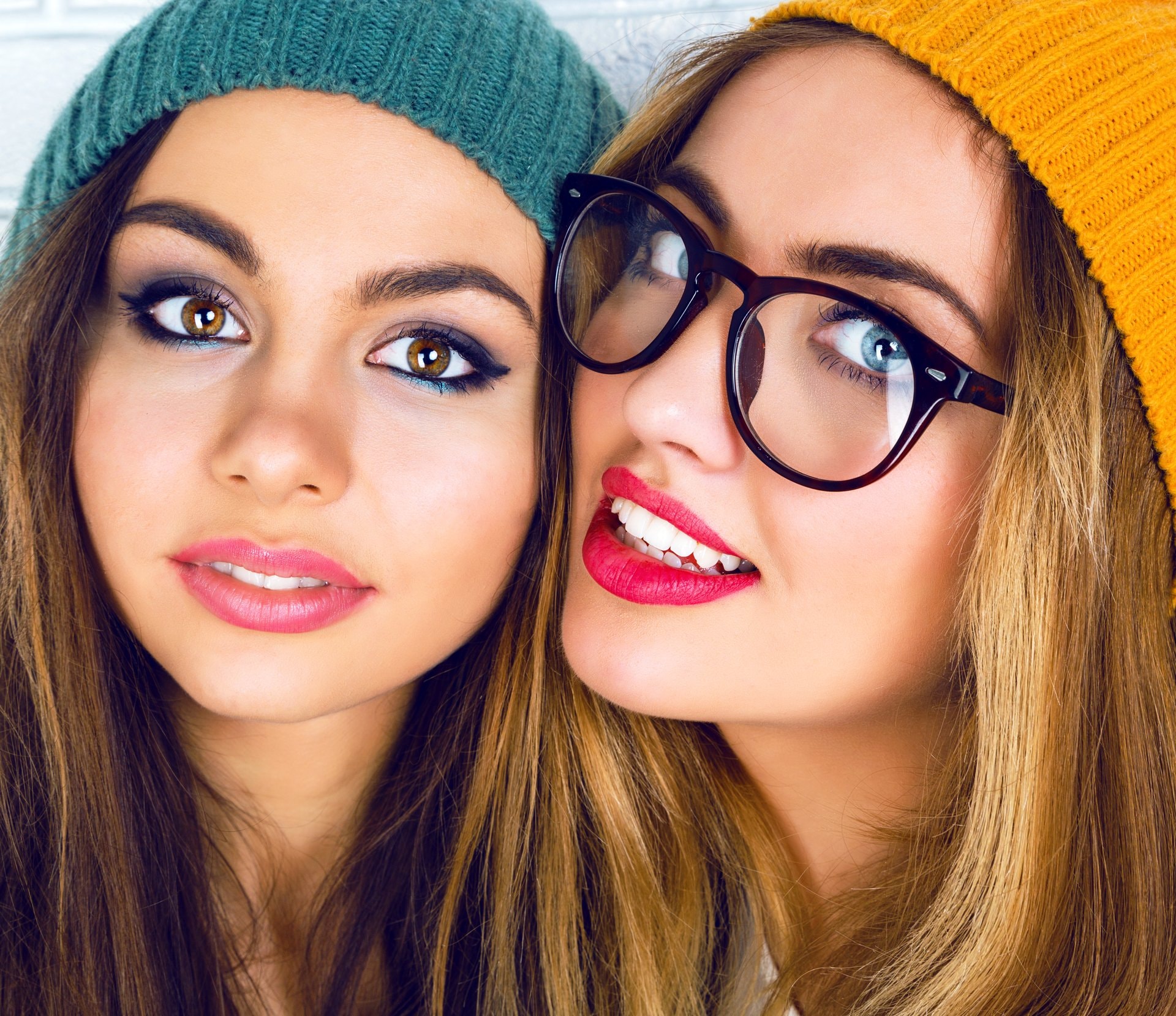 Tinejdžerke i naočale: make-up i frizure koje ističu okvire