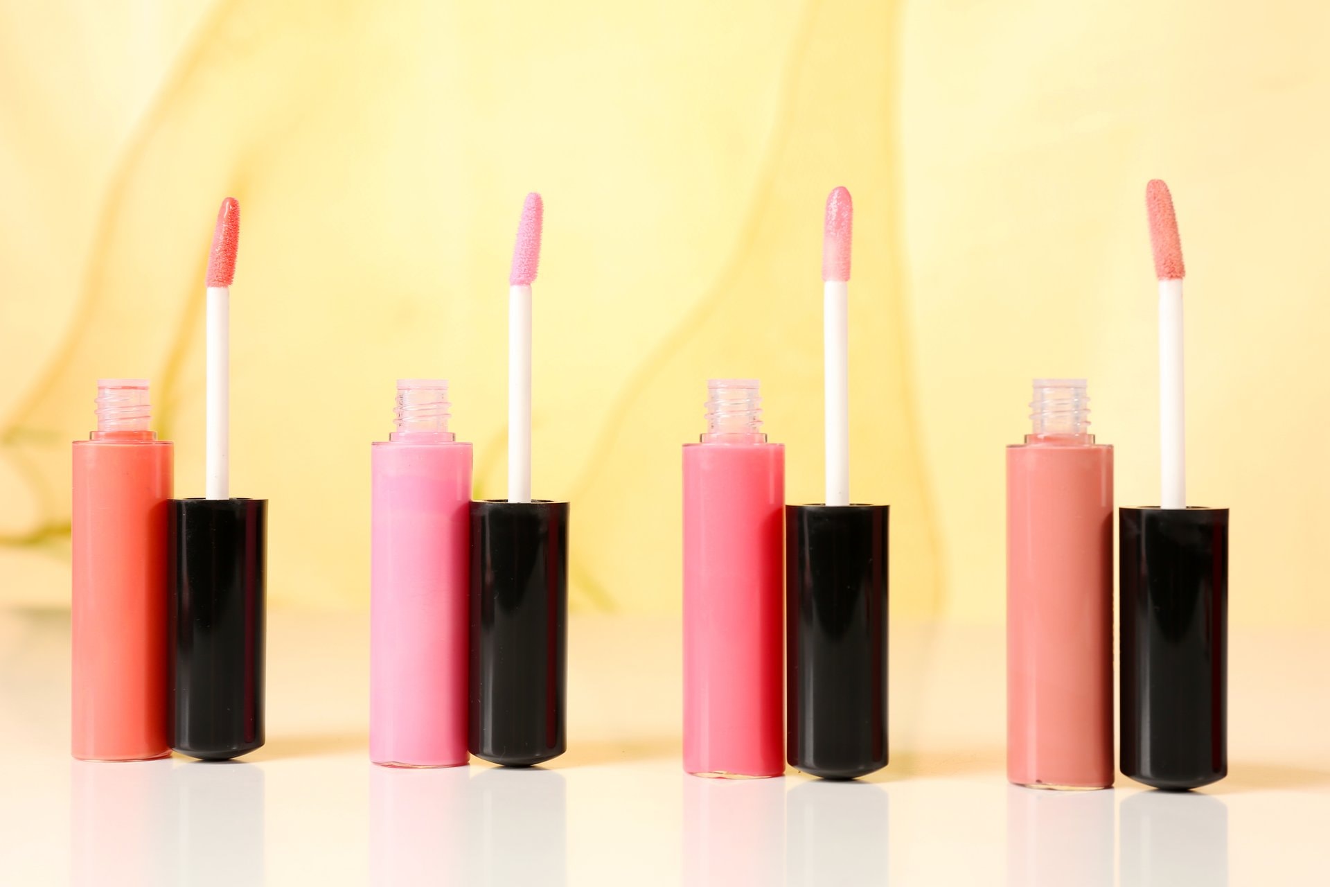 Tinejdžerski lip gloss vs. ruž: šta je bolje za mlada usta?