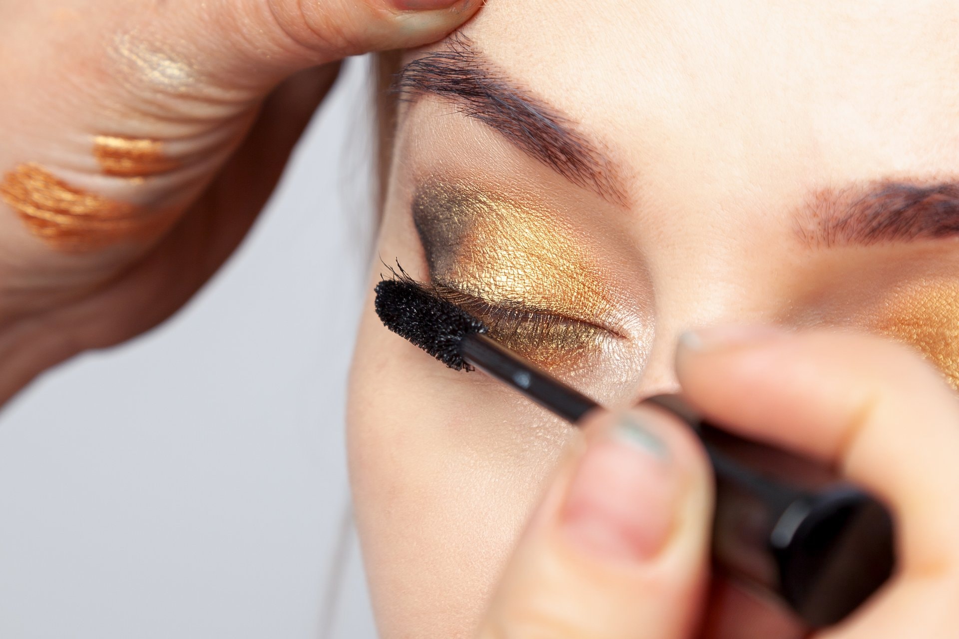 Zlatni eyeliner: kako nositi najelegantniji detalj